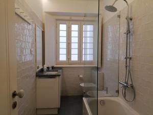 a bathroom with a tub and a toilet and a sink at Stunning Apartment Marquês de Pombal in Lisbon