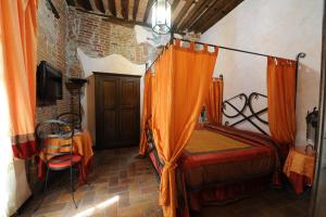 Postel nebo postele na pokoji v ubytování Antica Corte dei Principi Charming Rooms