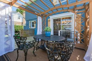 une terrasse couverte avec une table et des chaises. dans l'établissement Luxury Detached 3 Bedroom Home in Burlington - The Renato, à Burlington