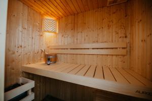 eine Holzsauna mit einer Bank und einem Fenster in der Unterkunft Villa Westerduin in Renesse