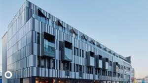 un edificio de oficinas con una fachada de cristal en Center Hotels Laugavegur, en Reikiavik