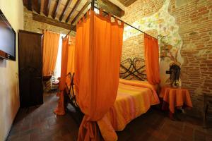Postel nebo postele na pokoji v ubytování Antica Corte dei Principi Charming Rooms