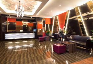 un vestíbulo de un hotel con sofás y sillas en Best Western Senayan, en Yakarta
