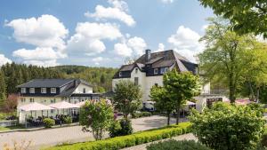 un gran edificio blanco con techo negro en Dorint Parkhotel Siegen, en Siegen