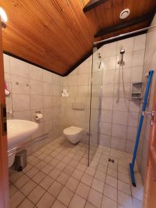 Koupelna v ubytování B&B Am Sahrbach