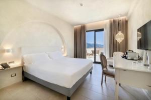 una camera d'albergo con letto, scrivania di Villa Fiorita Boutique Hotel a Taormina