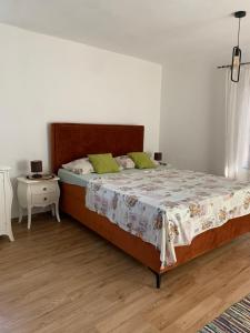 Postel nebo postele na pokoji v ubytování Cozy apartment in center + free parking