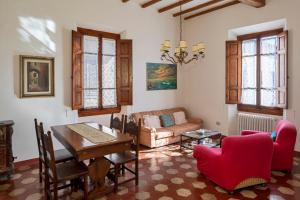 uma sala de estar com uma mesa e cadeiras vermelhas em Villa Cicogna, Private villa with exclusive use pool em Terranuova Bracciolini