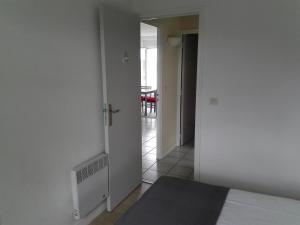 un corridoio vuoto con una porta che conduce a una camera di L'APPART DU RIS a Douarnenez