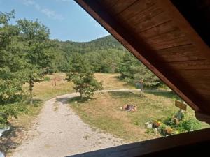 een uitzicht op een veld vanuit een huis bij Podklanci in Knežak