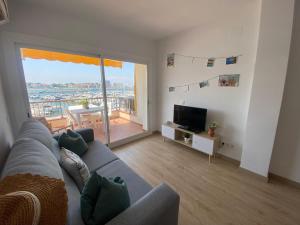 Precioso apartamento en primera línea de mar tesisinde bir oturma alanı