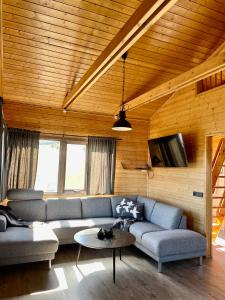 ein Wohnzimmer mit einem Sofa und einem Tisch in der Unterkunft Ytri Vík in Hauganes