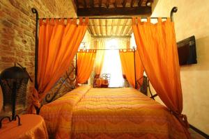 Postel nebo postele na pokoji v ubytování Antica Corte dei Principi Charming Rooms