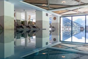 Habitación con sillas y suelo de cristal. en Carpe Solem Rauris by ALPS RESORTS, en Rauris