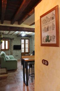 - un salon avec une table et un canapé vert dans l'établissement Casa Rústica en Villafranca del Cid con vistas a la montaña "Els Arenals", à Villafranca del Cid