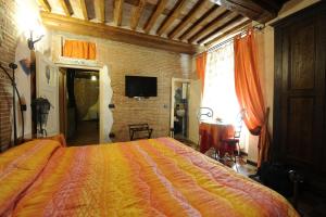 TV a/nebo společenská místnost v ubytování Antica Corte dei Principi Charming Rooms