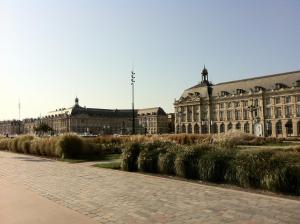 duży budynek z ulicą przed nim w obiekcie Particulier w mieście Bordeaux