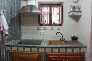 eine Küche mit Spüle und Fenster in der Unterkunft Casa Rústica en Villafranca del Cid con vistas a la montaña "Els Arenals" in Villafranca del Cid