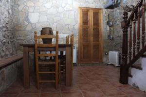 eine Küche mit einem Tisch und einem Stuhl in einem Zimmer in der Unterkunft Casa Rústica en Villafranca del Cid con vistas a la montaña "Els Arenals" in Villafranca del Cid + 37 Fotos