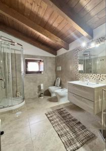 bagno con lavandino, doccia e servizi igienici di Malies B&B a Benevento