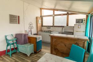 an old kitchen with a sink and a refrigerator at Chambres d'Hôtes La Vigneronne in Senouillac