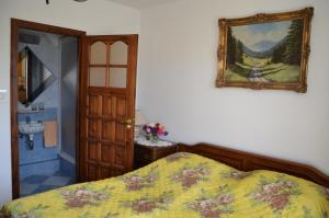 1 dormitorio con 1 cama y una foto en la pared en Gościniec Podkowa, en Wlodawa