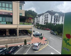 une rue de la ville avec des voitures garées dans un parking dans l'établissement ESM Hotel, à Tanah Rata