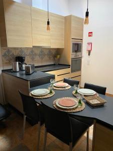 d'une cuisine avec une table et des plaques de cuisson. dans l'établissement Casa do Pátio em Alcantarilha - Algarve, à Alcantarilha