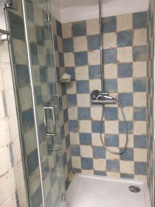 La salle de bains est pourvue d'une douche avec une porte en verre. dans l'établissement Casa do Pátio em Alcantarilha - Algarve, à Alcantarilha