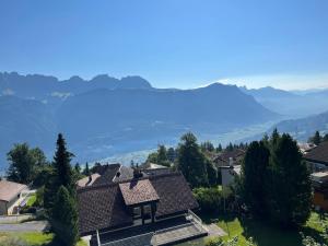 vista su un villaggio con un lago sullo sfondo di Haus Panorama B, Whg Rupf a Flumserberg