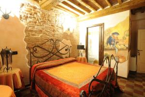 Postel nebo postele na pokoji v ubytování Antica Corte dei Principi Charming Rooms