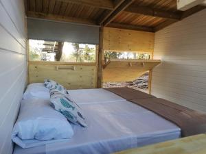 イスランティージャにあるCamping Playa Tarayの大きな窓付きの客室の大型ベッド1台分です。