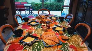 einen Tisch mit einem Tischtuch mit Essen drauf in der Unterkunft Ty Eflenn in Locunolé