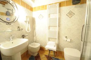 Koupelna v ubytování Antica Corte dei Principi Charming Rooms + 27 fotografií