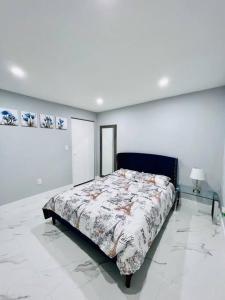 een slaapkamer met een bed in een witte kamer bij Blue Eyes in Miami