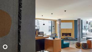 een woonkamer met een bank en een open haard bij Center Hotels Laugavegur in Reykjavík