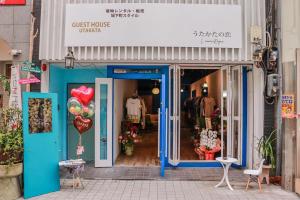 einem Vorratslager mit blauer Tür in der Unterkunft うたかたの宿 in Himeji