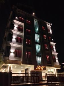 un edificio con una señal kx delante de él por la noche en HOTEL AIRPORT KK, en Nagpur