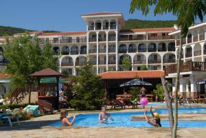 un grupo de personas jugando en la piscina de un hotel en Sveti Vlas Kambani Bells 3 Ap 7a en Sveti Vlas