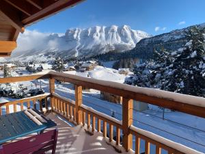 einen Balkon mit Blick auf einen schneebedeckten Berg in der Unterkunft Studio Ptilou B36 2/4 pers. avec vue in Le Dévoluy