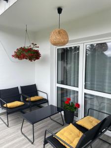 een woonkamer met 2 stoelen en een tafel bij Apartament u Gogoca II in Tylicz