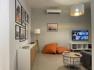 a living room with a couch and a tv at Casa Kippis - Rifinito appartamento con posto auto in Taranto
