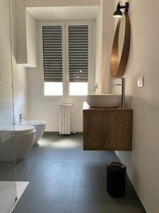 a white bathroom with two sinks and a mirror at Casa Kippis - Rifinito appartamento con posto auto in Taranto