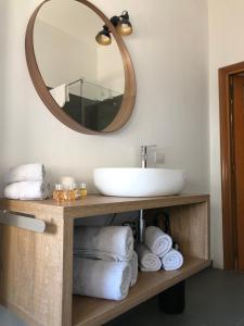 a bathroom with a sink and a mirror at Casa Kippis - Rifinito appartamento con posto auto in Taranto