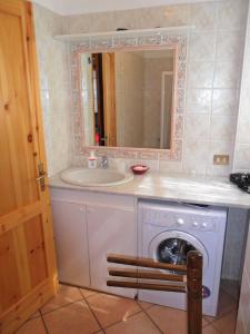 Un baño con lavadora y lavabo. en Exclusive Villa Crotto Lake View, en Varenna 61 fotos más
