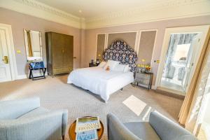 Un pat sau paturi într-o cameră la The Lansdowne Kenmare