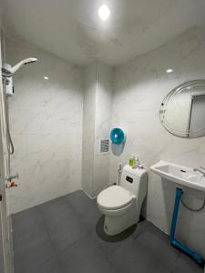 uma casa de banho com um WC e um lavatório em Khoksametchun Hostel Plus 2 em Hat Yai