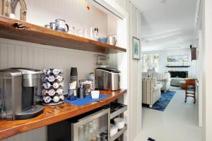 een keuken met een aanrecht en een koffiezetapparaat bij Inn On Main in Yarmouth Port