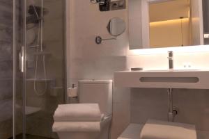 A bathroom at Woohoo Rooms Boutique Sol