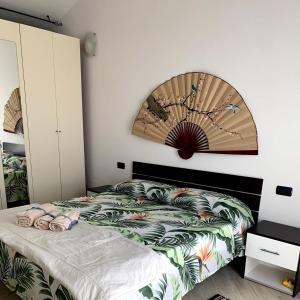 een slaapkamer met een bed en een klok aan de muur bij Villa Maria in Maracalagonis